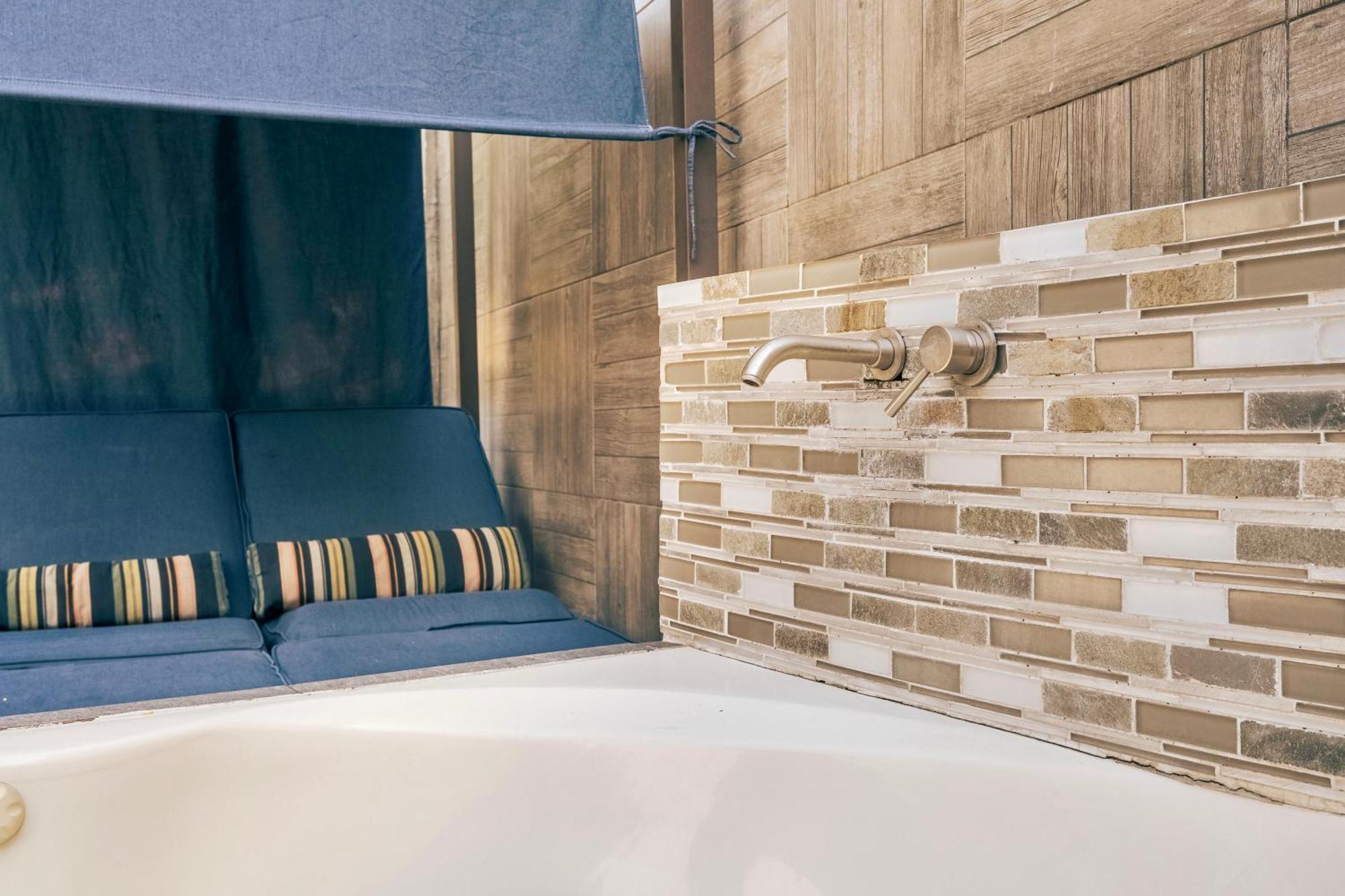 Loft Arte Y Diseno Alberca Climatizada, Amenidades Y Lujo, Terraza Privada Con Asador De Carbon, Cuernavaca Somos Los Unicos Que Te Ofrecemos Para Tu Uso Personal Y Exclusivo 2 Jacuzzis Con Agua Caliente Y Sistema De Hidromasaje Tipo Spa Esterno foto